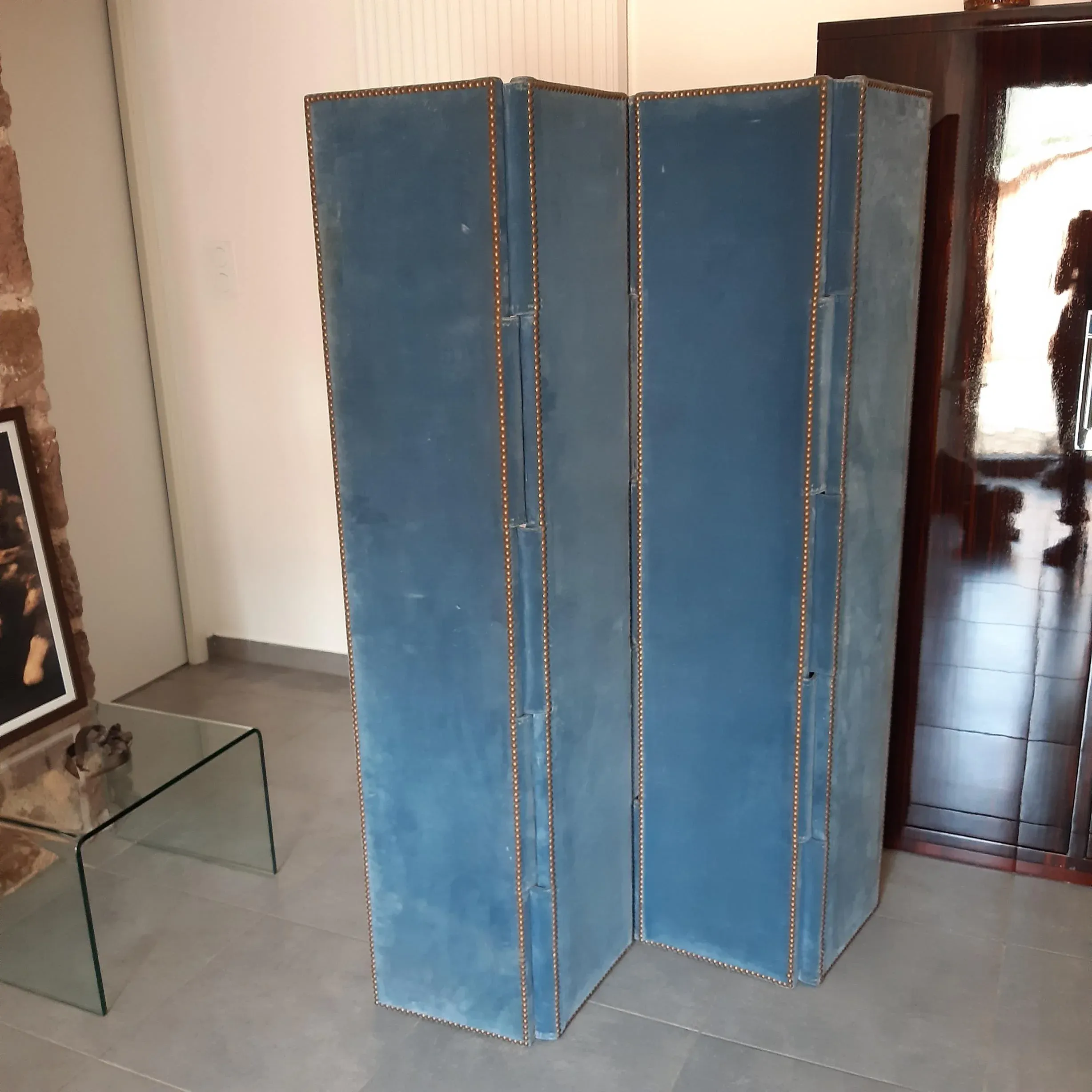 Screen with Double-Sided Panels