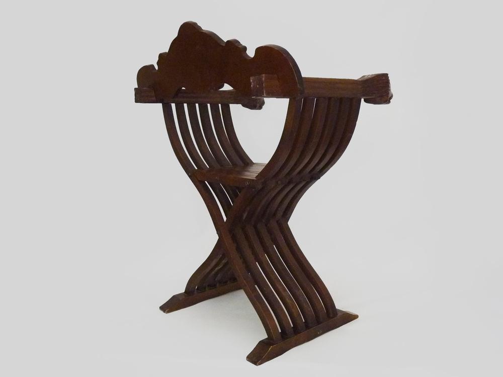 Vintage Savonarola Chair with Lion\'s Head in Wood, Italy, 1950s