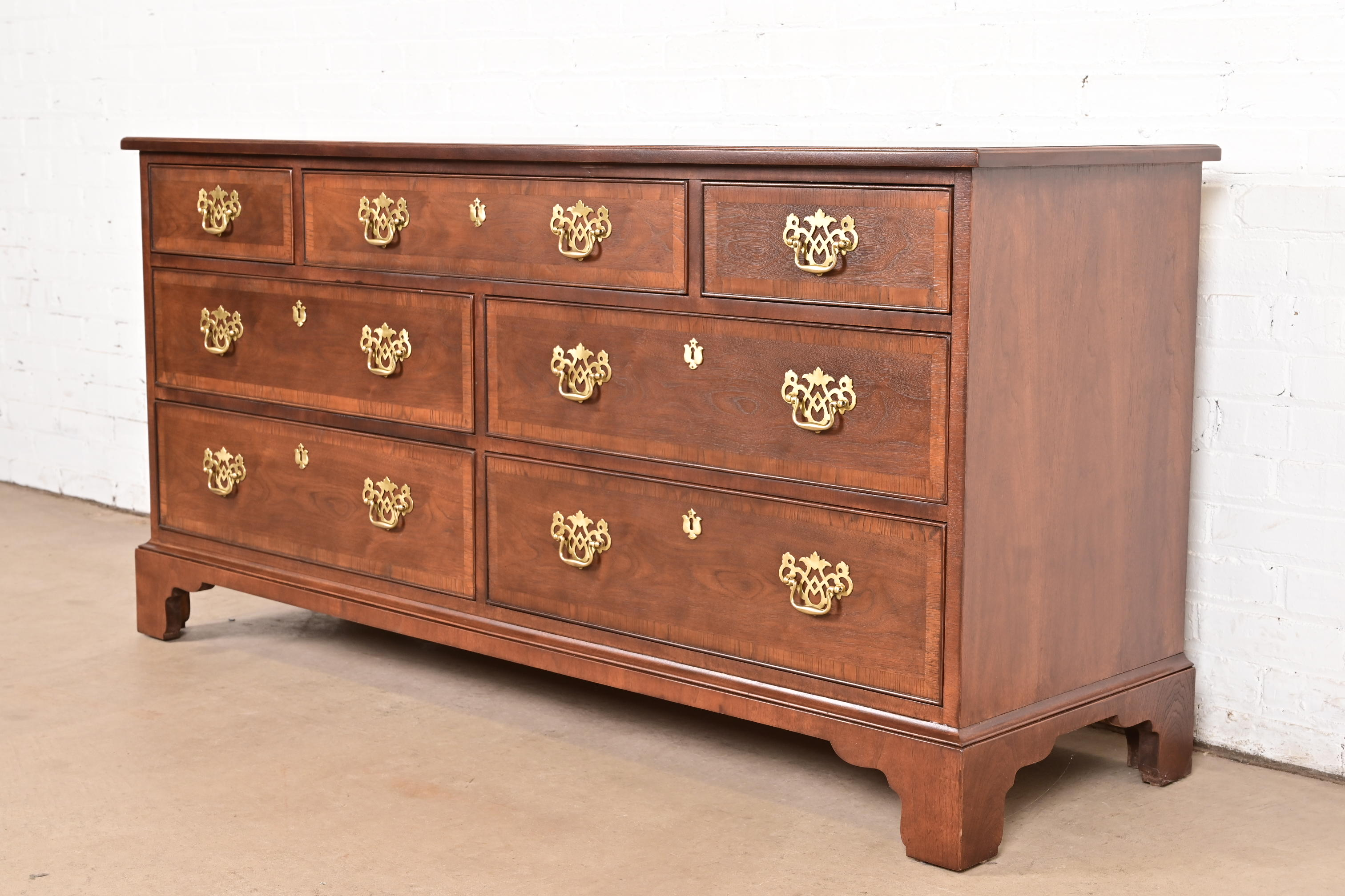 Henredon Georgian Banded Mahogany Seven-Drawer Dresser or Credenza