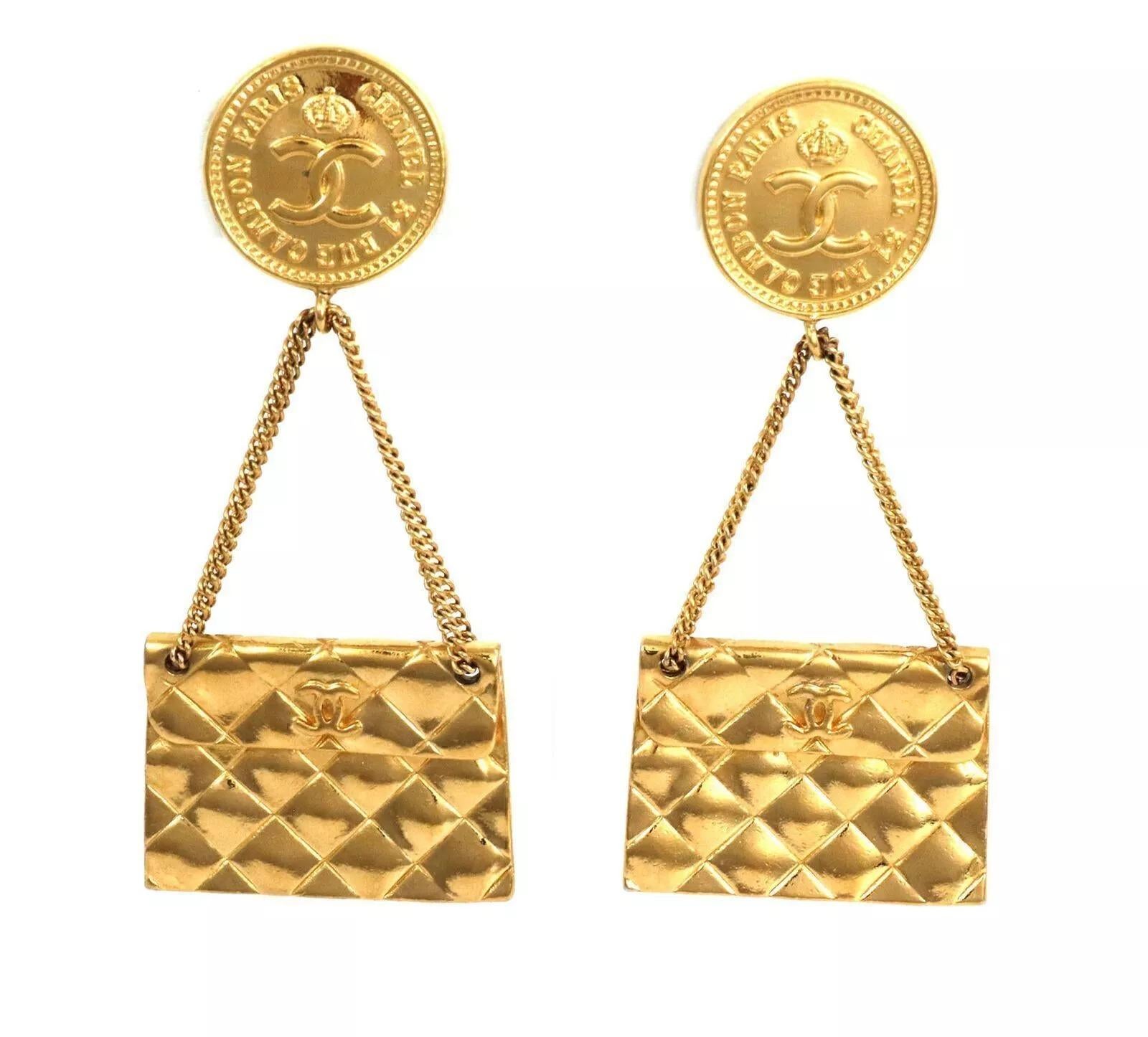 22942 - Chanel Quilted Bag 2.55 Motif C Logo Dangle Clip on