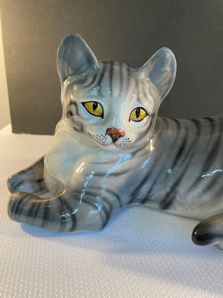 Ceramiche Ronzan 陶器製　イタリア製　猫　置物 Large Mid 20th Century Ronzan Ceramic Gray Tabby Cat | Chairish