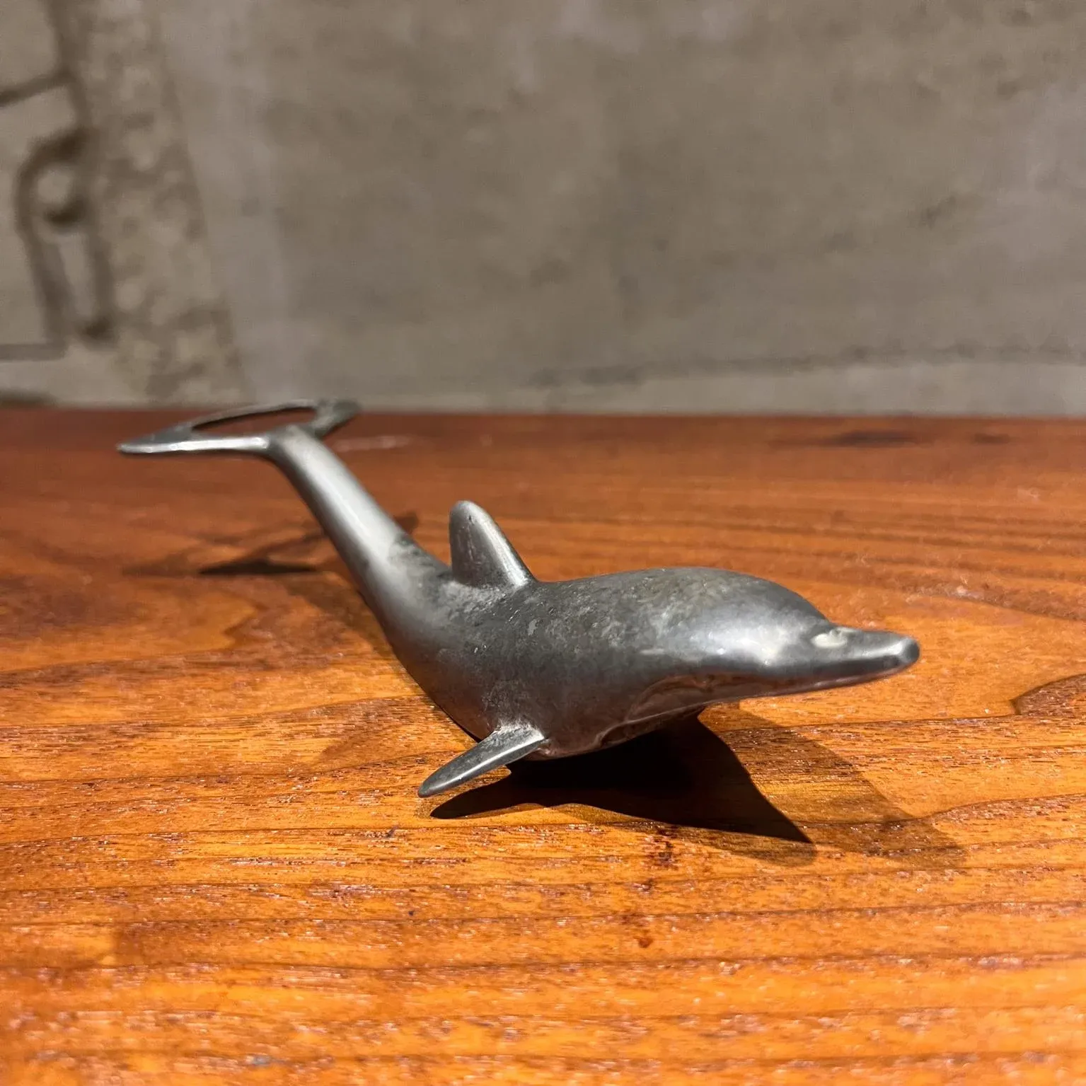 ヴィンテージ Dolphin ボトルオープナー｜ミッドセンチュリー オブジェ Silver Dolphin Bottle Opener Midcentury Mad Barware | Chairish