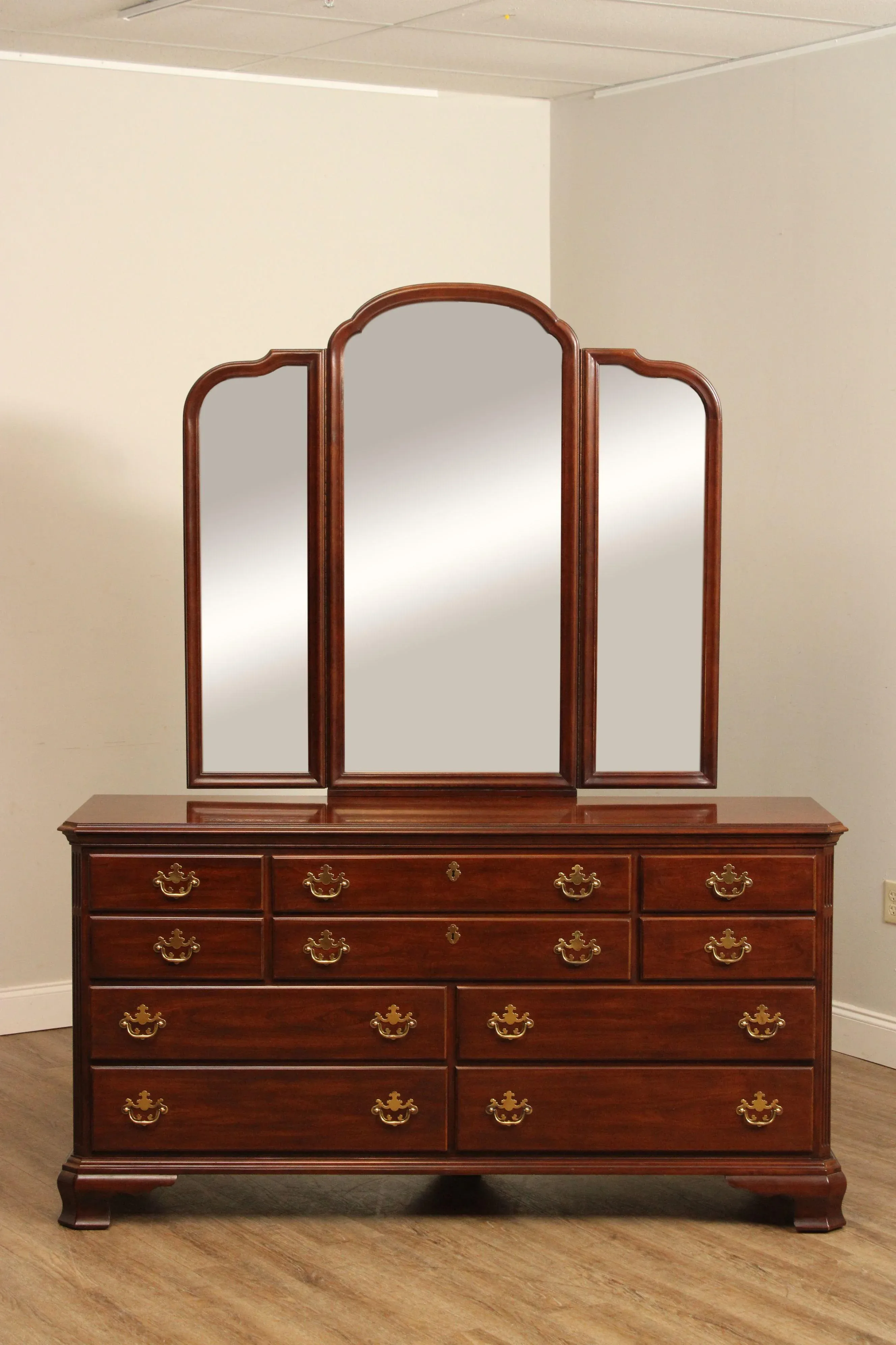 ドレッサー Retro mirror dresser Vintage Drexel Heritage Cherry Dresser with Mirror | Chairish