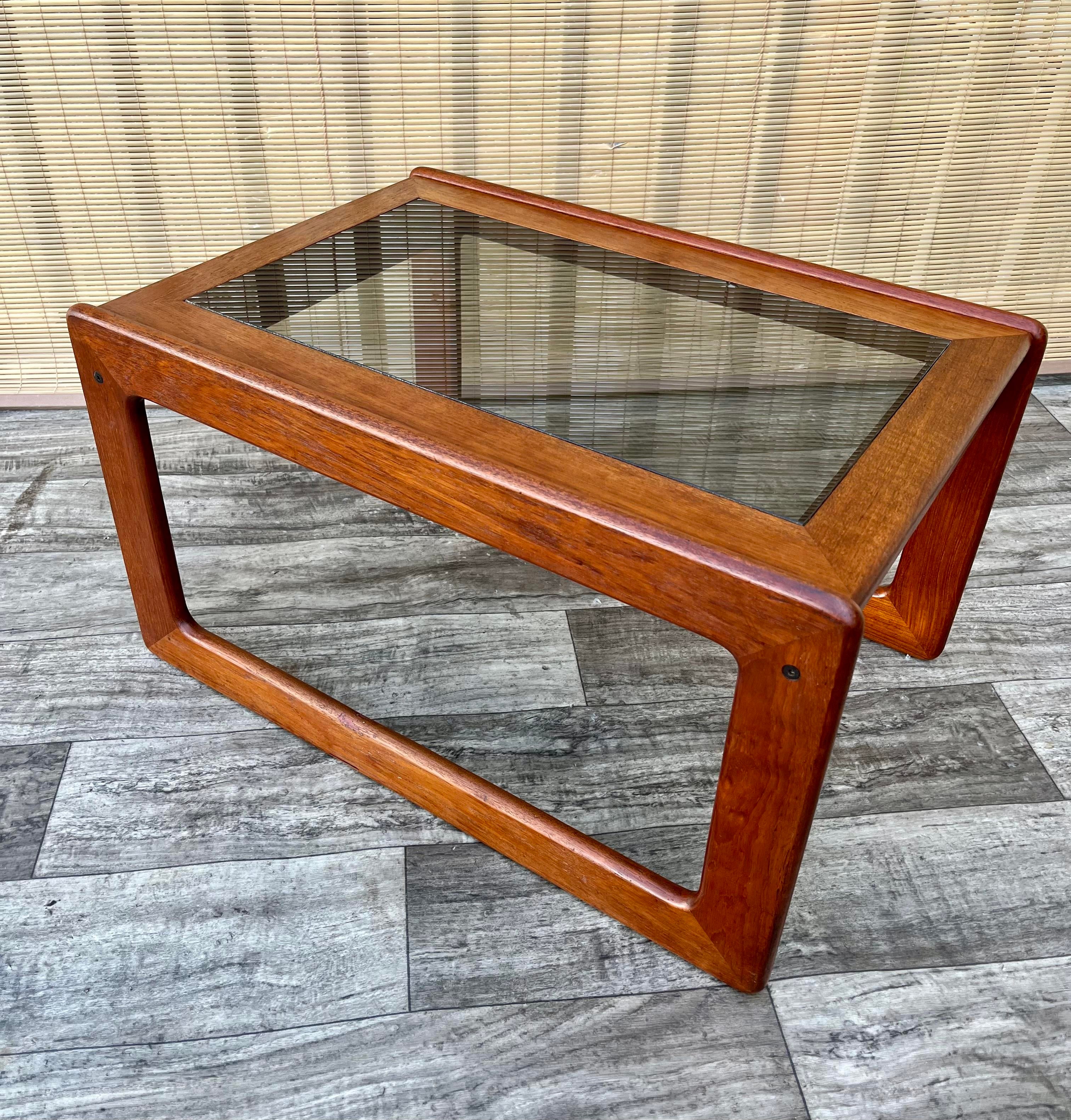 Denmark teak テーブル Danish Mid Century Modern Teak Side Table by Komfort Mobel