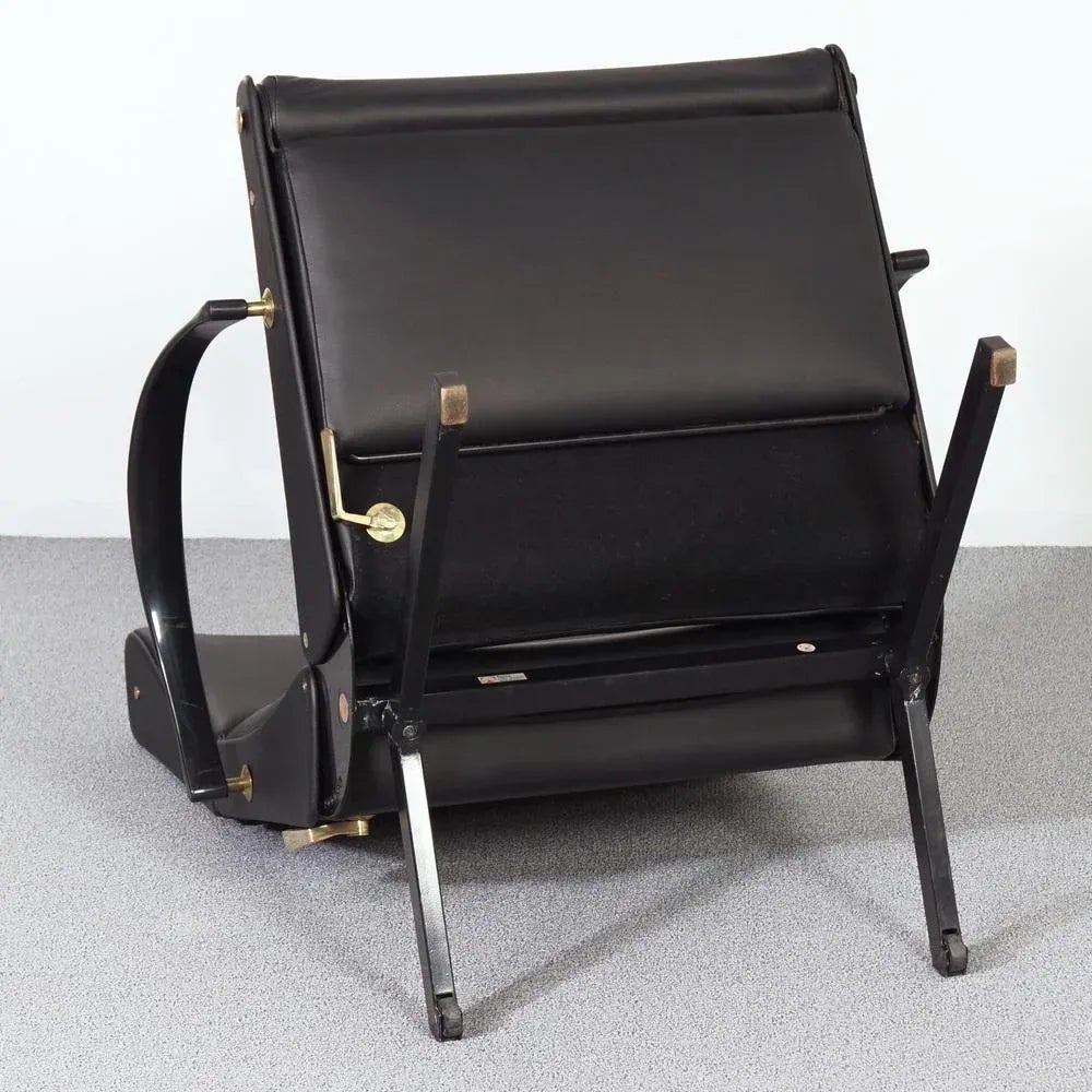 P40 Lounge Chair in Black Leather and Brass by Osvaldo Borsani for