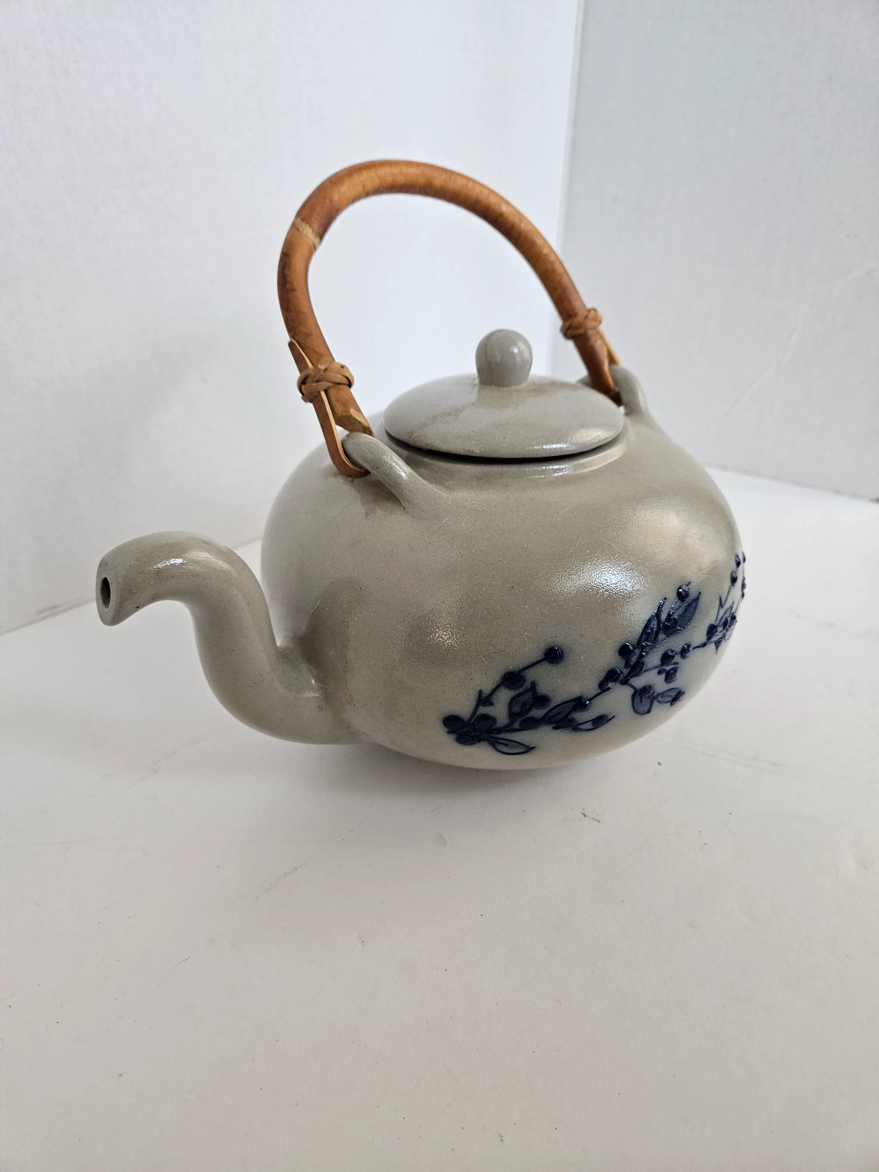 カントリーストーンウェア Salmon Falls Stoneware 2002 Salmon Falls Stoneware Blueberry Teapot, Dover, n.h. 2002 Lidded
