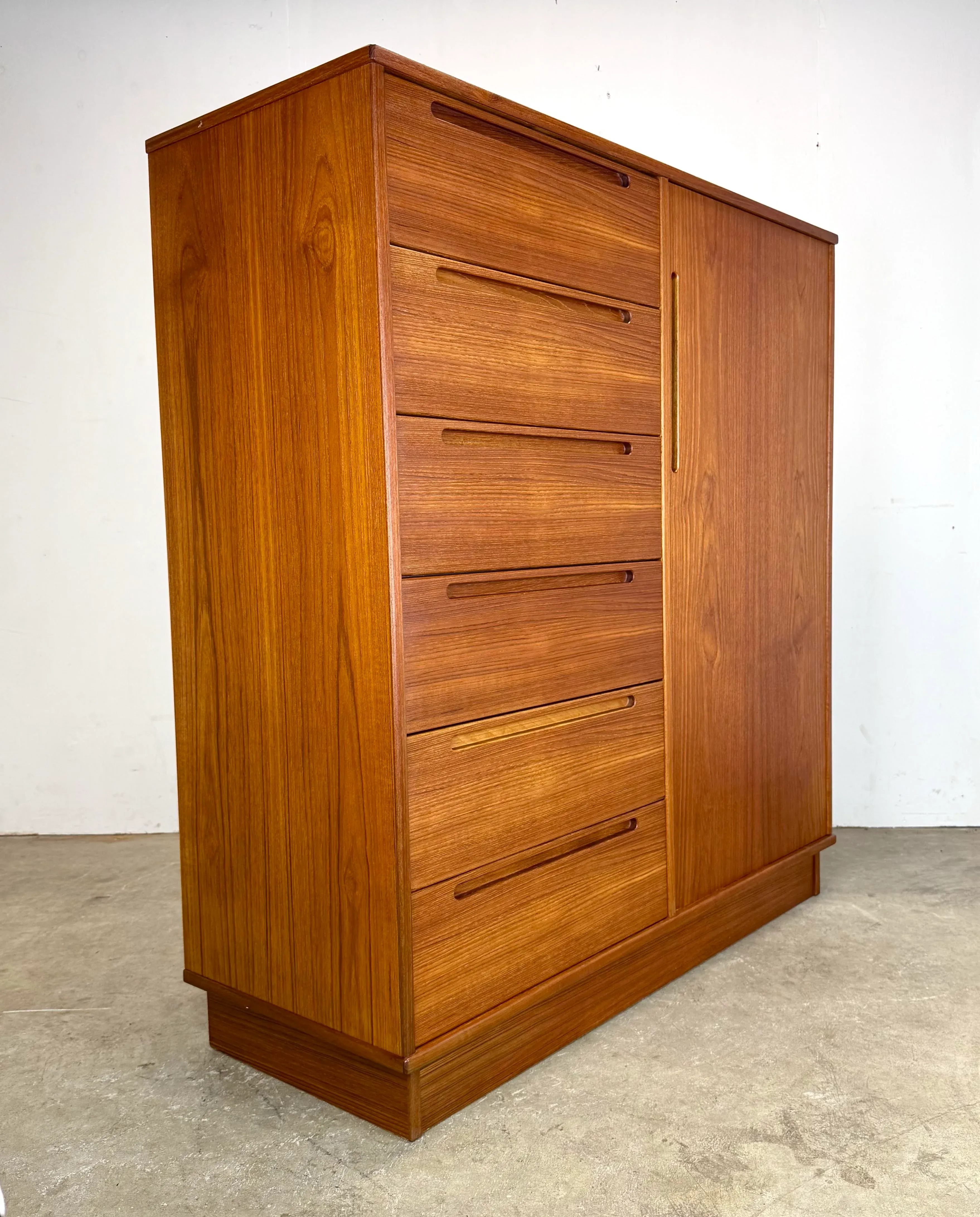 Kingo Von Mingoチェストジップ　ジャーフル Mid Century Danish Modern Teak Tall Gentleman's Chest / Armoire by