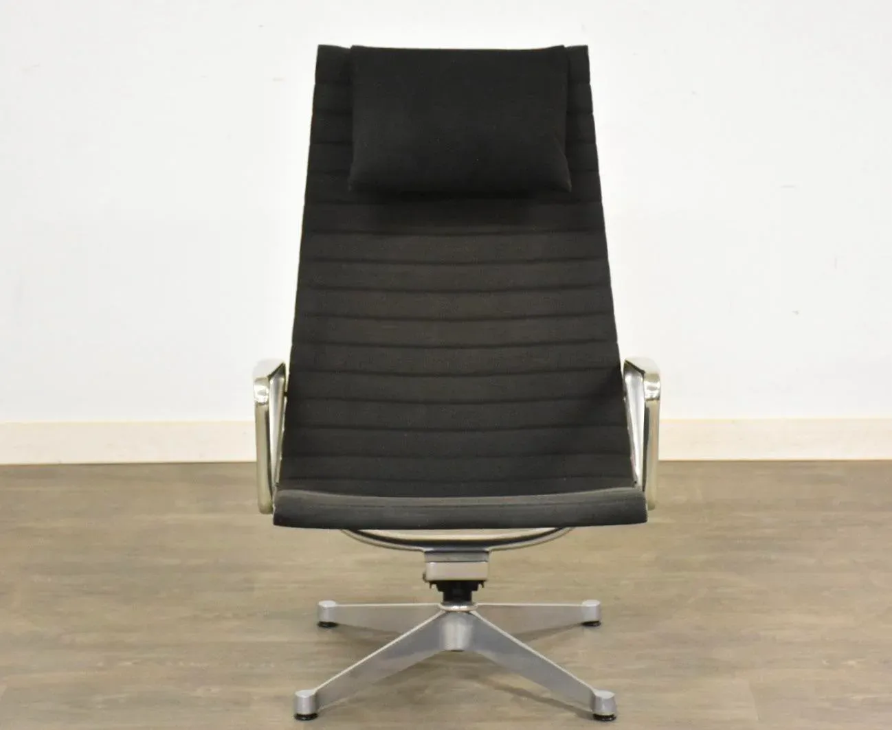 1960s Charles and Ray Eames Herman Miller Aluminum Lounge Chair