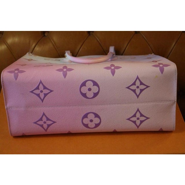 Modern Sunrise Pastel Onthego Gm Bag, 2010 from Louis Vuitton For Sale - Image 3 of 15