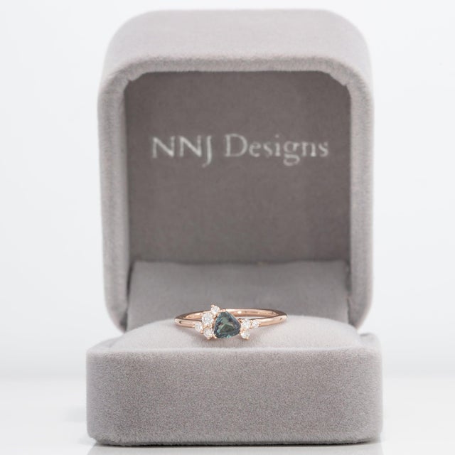 Modern Alexandrite Ring With Earth-Mined Diamond Accents: Solid 14k Gold, Trillion 5mm, Size 6.75 For Sale - Image 3 of 12