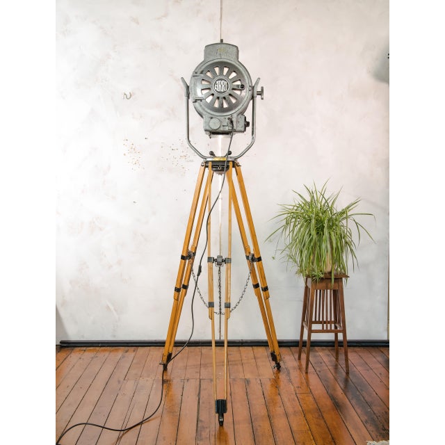 Grey 2KW Fresnel Spotlight Floor Lamp with Tripod from Arri, Germany, 1950s For Sale - Image 10 of 18