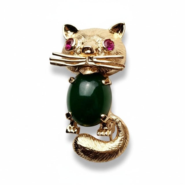 Modern Vintage 14k Gold, Spinach Jade and Ruby Cat Brooch For Sale - Image 3 of 11