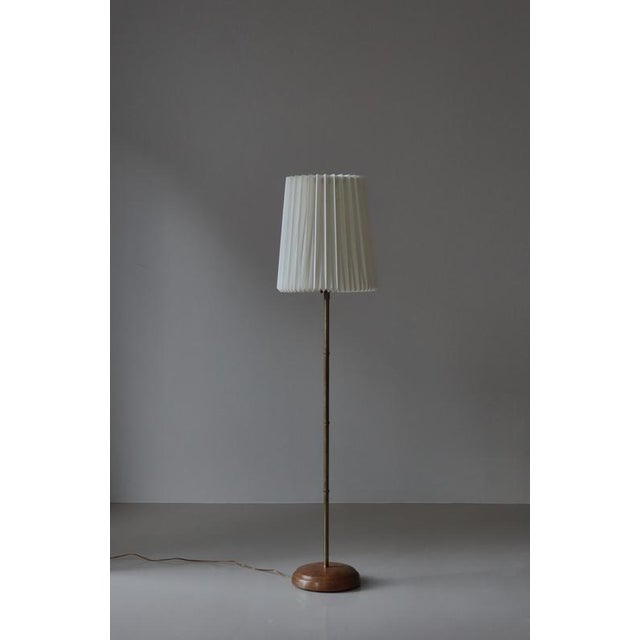 Modern Scandinavian Brass and Oakwood Floor Lamp with Le Klint Shade, 1950s For Sale - Image 15 of 18