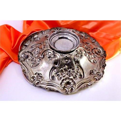 Metal Silver Fruit Bowl with Shell Reliefs and Floral Motifs For Sale - Image 7 of 8