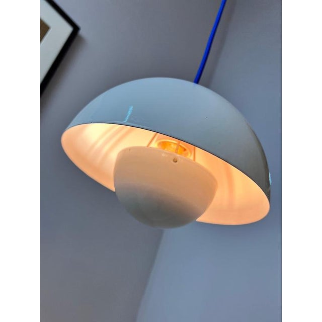 The Flowerpot pendant lamp in white by Verner Panton for Louis Poulsen is a true collector's item from the 1970s. A...