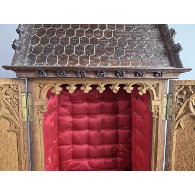 Brown Small 19th Century Neo-Gothic Niche in Finely Carved Oak For Sale - Image 8 of 12