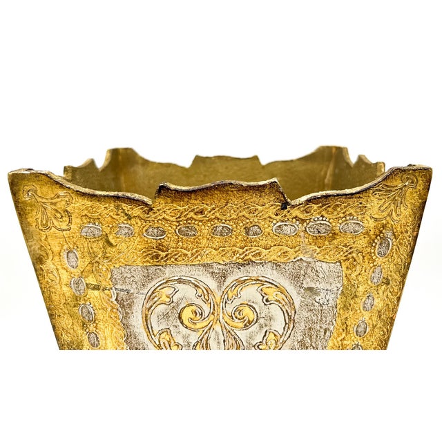 Vintage Italian Florentine Gold Giltwood Wastebasket / Cachepot With Heraldic Motif – Hollywood Regency For Sale - Image 10 of 13