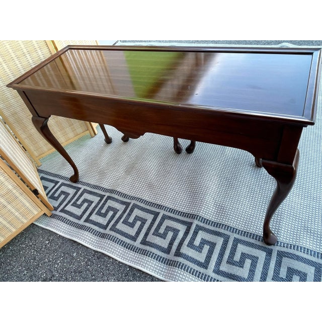 1980s Vintage Queen Anne Style Console Table With Stools - Set of 3 For Sale - Image 9 of 12