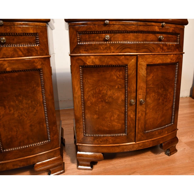 1930s 1930 Pair of English Regency Burl Walnut Nightstands / Bedside Tables / Commodes For Sale - Image 5 of 18