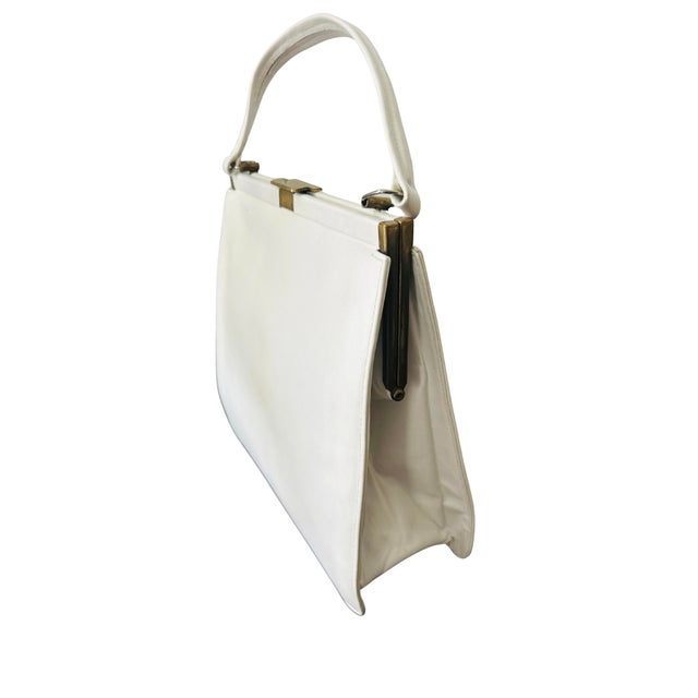 Vintage 1950s–1960s White Structured Frame Handbag | Mid-Century Top Handle Purse With Brass Clasp | Classic Retro Box Bag For Sale - Image 6 of 8