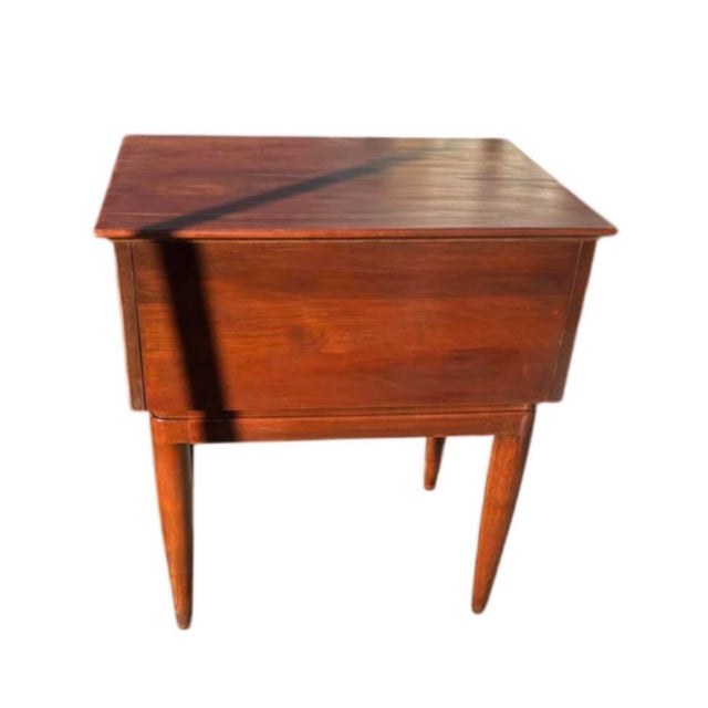 Mid-Century Modern Mid 20th Century Willett Solid Transitional Cherry End Table For Sale - Image 3 of 5