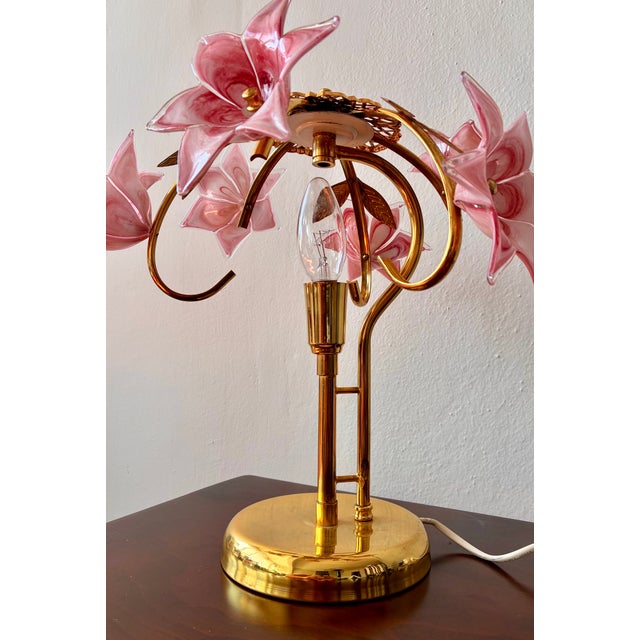 Vintage Pink Murano Glass Floral Table Lamp – Authentic Italian Curved Flower Desk Lamp With Brass Frame – Romantic Atmospheric Lighting For Sale - Image 13 of 18