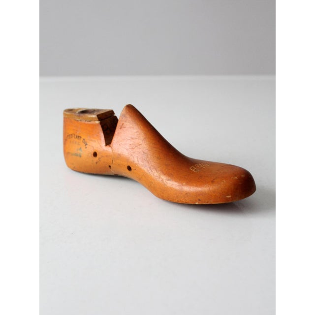 American Vintage 1930s Wooden Shoe Last Form United Shoe Machinery For Sale - Image 3 of 12