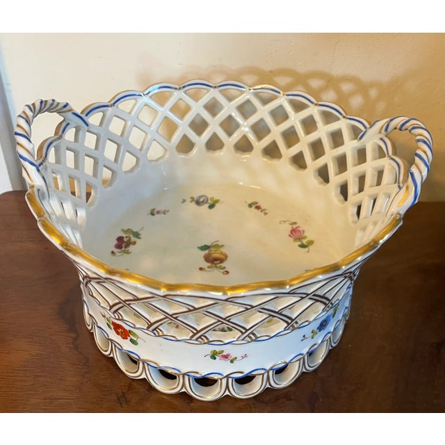 French Antique Early 19th Century Old Paris Porcelain Reticulated Centerpiece Fruit Basket Decorated With Floral Sprig For Sale - Image 3 of 15