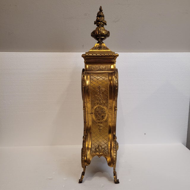 Gold Louis XV Table Clock in Ormolú and Crystal, France For Sale - Image 8 of 18