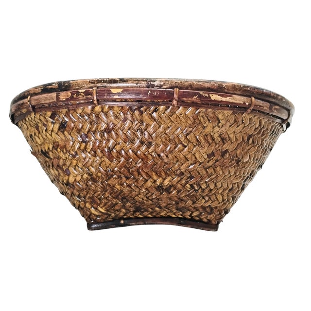 Measuring 16.75" in diameter and 7" tall, this versatile piece is the ideal size for a dramatic dining table centerpiece,...