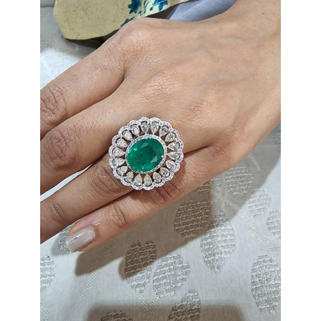 Natural Zambian Emerald Ring with 6.30 Cts and 3.11 Cts Diamond Pears in 14k For Sale - Image 4 of 6