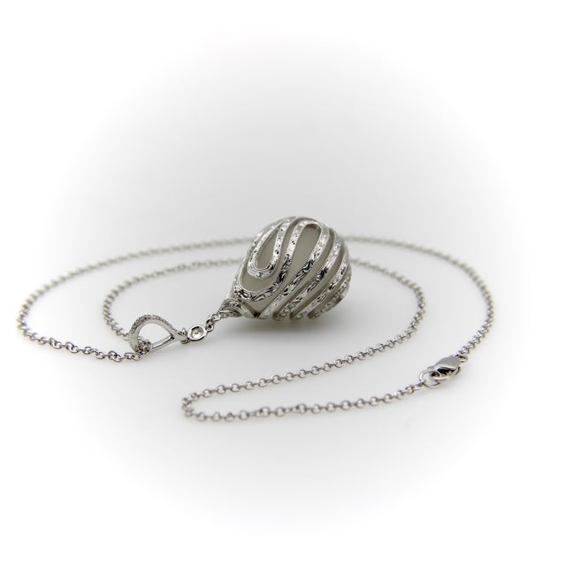 Modern 1990s 18k White Gold Diamond Drop Rock Crystal Necklace With Hand Engraved Cage Setting For Sale - Image 3 of 7