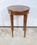 Elegant pedestal table made up of a top in four mahogany sheets arranged in symmetry. The perimeter is underlined with a...