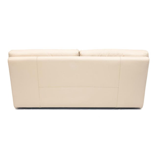 Ligne Roset sofa duo, 3-seater. Full-grain leather. Eggshell color. Good, very comfortable seating. Seat height: 40 cm Arm...