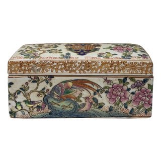 Vintage Chinese Famiile Rose Enamel Graphic Rectangular Porcelain Box For Sale