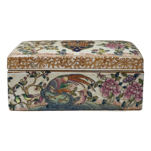 Vintage Chinese Famiile Rose Enamel Graphic Rectangular Porcelain Box For Sale