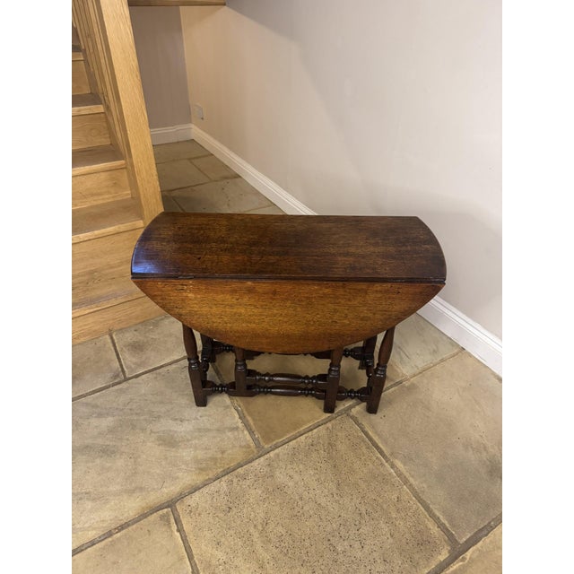 Wonderful quality antique oak drop leaf gateleg table, having a quality antique oak top with two drop leaves, supported by...
