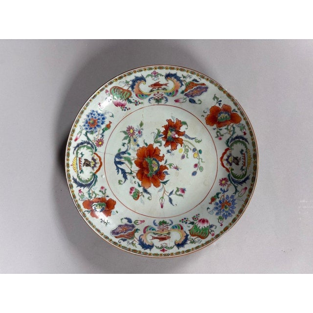 Asian China Porcelain plate with "Pompadour" decoration, 18th century, Qianlong period (1711-1799) For Sale - Image 3 of 6