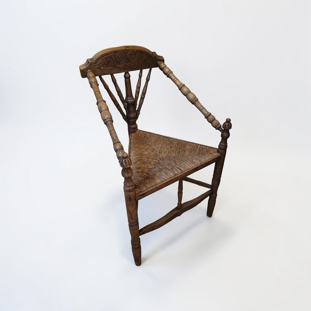 This charming 19th-century corner chair is crafted from solid oak and features a beautifully preserved handwoven rush...