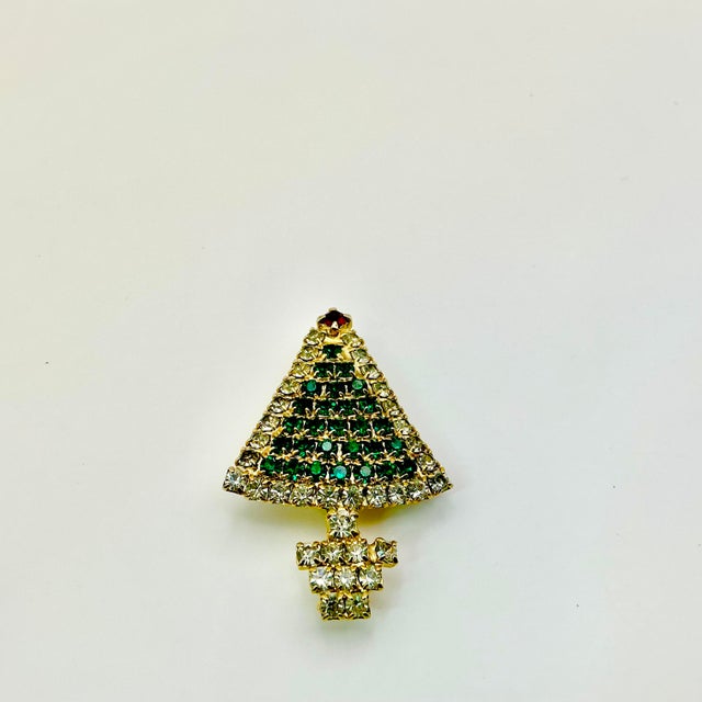1950s 1950s Vintage Boho Chic Americans Hollywood Regency Rhinestone Christmas Tree Brooch. For Sale - Image 5 of 6