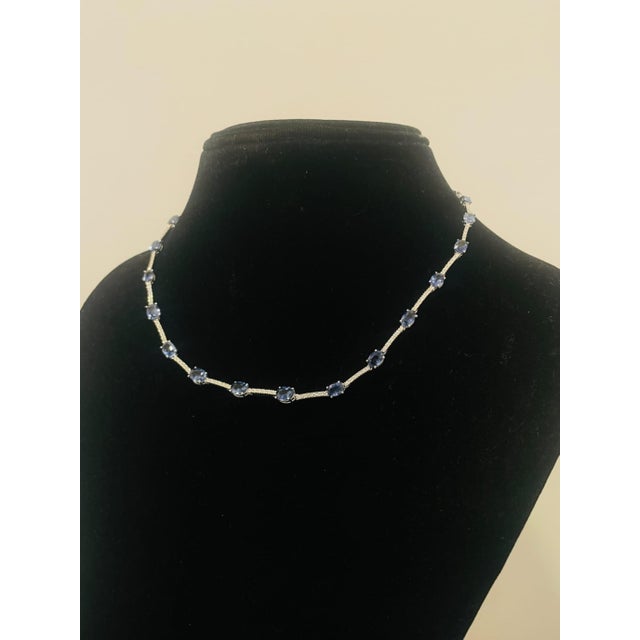 Contemporary 18k Gold Necklace With 13.10ct Blue Sapphire and 1.17ct Diamonds For Sale - Image 3 of 10