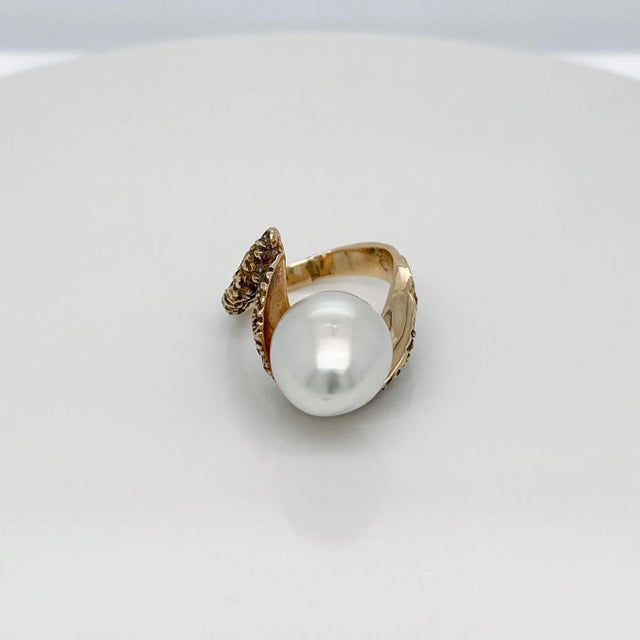 Vintage Brutalist Textured 14 Karat Yellow Gold & Baroque Pearl Cocktail Ring Size 4.5 For Sale - Image 12 of 12
