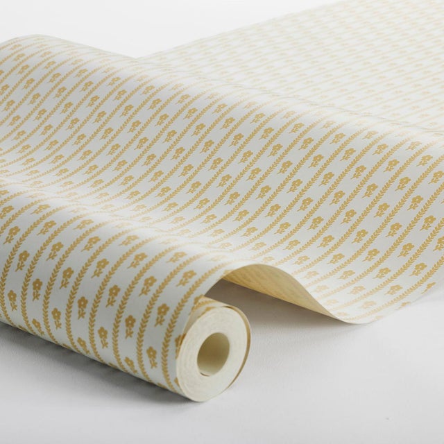 A delicate floral stripe inspired by vintage French textiles, Boråstapeter hand-drawn Lilla Lyckan is a versatile small-...