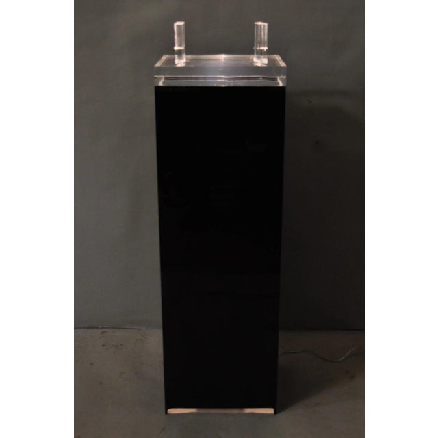 Vintage Mid Century Modern Clear Lucite & Black Acrylic Lighted Pedestal Stand For Sale - Image 4 of 18