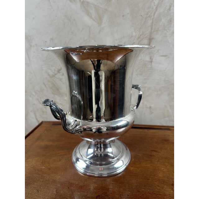 Very beautiful Louis XV style silver metal champagne seal in very good condition. Medici shape with two handles. Nice...