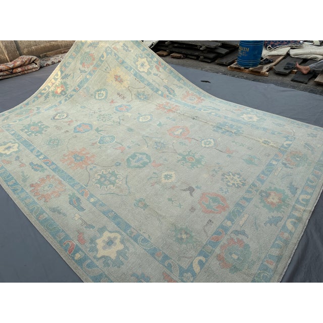 Ivory Faded Oushak Wool Rug – Ivory/Blue – 8′9″ × 12′0″ For Sale - Image 8 of 9