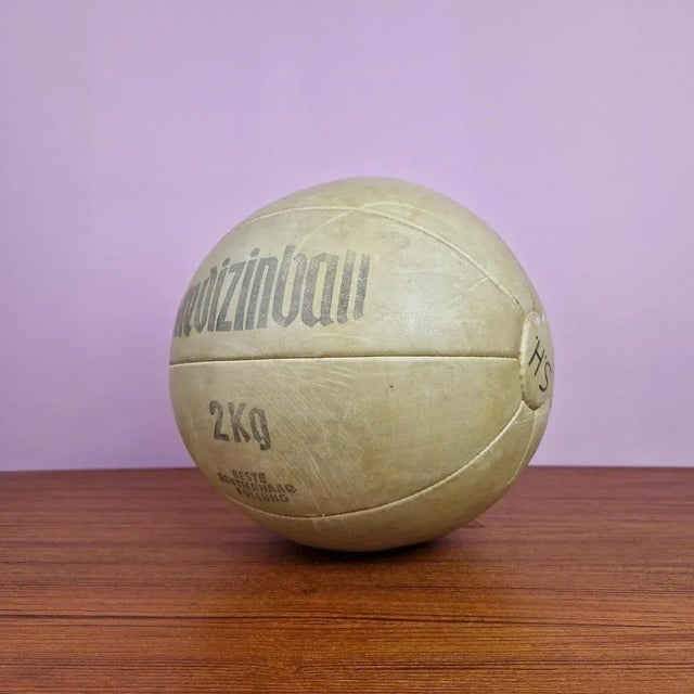 Vintage Leather Medicine Ball, 1960s, in Very Good conditions. Designed 1960 to 1969