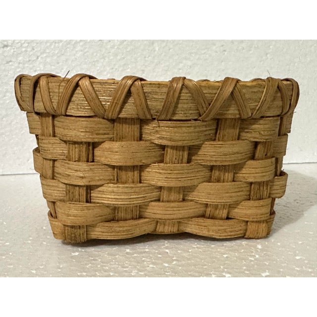 Farmhouse Vintage 1980s Small Woven Wicker Light Natural Colored Napkin Basket For Sale - Image 3 of 11