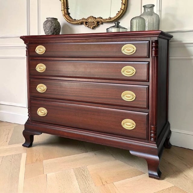 1960s Traditional Federal Revival Ribbon Mahogany Dresser | Entryway Piece For Sale In Raleigh - Image 6 of 11