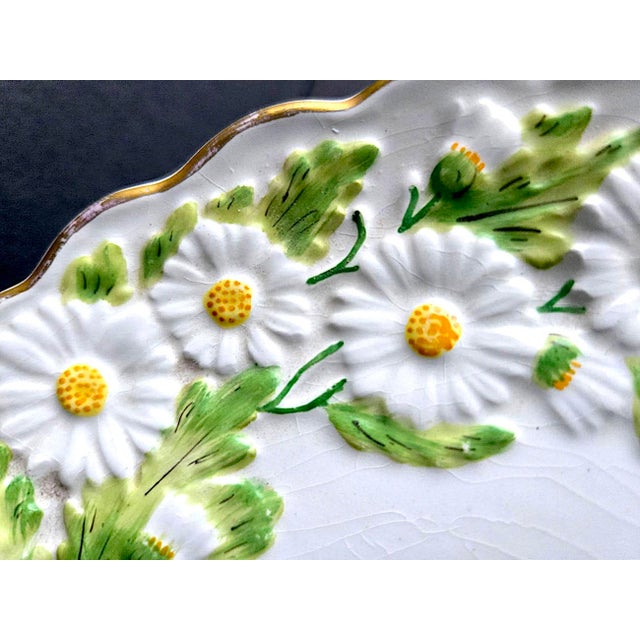 1960s Mottahedeh Ceramic Daisy Pedestal Cake Stand For Sale - Image 12 of 15